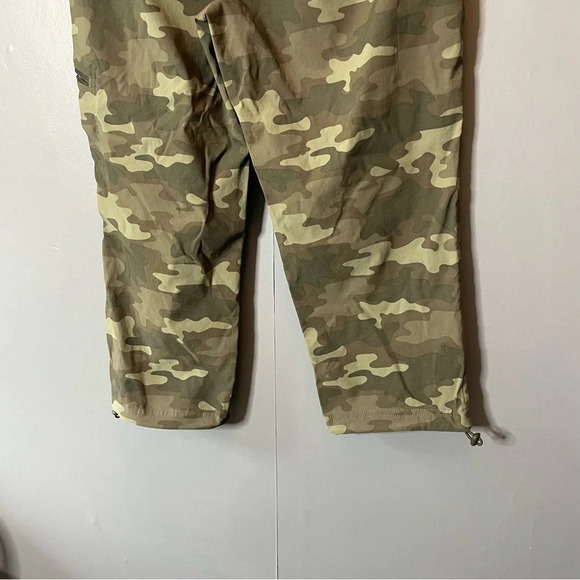 Eddie Bauer Travex Capri Pants Womens 4 Slightly Curvy Straight Leg Camo Nylon - Picture 10 of 10